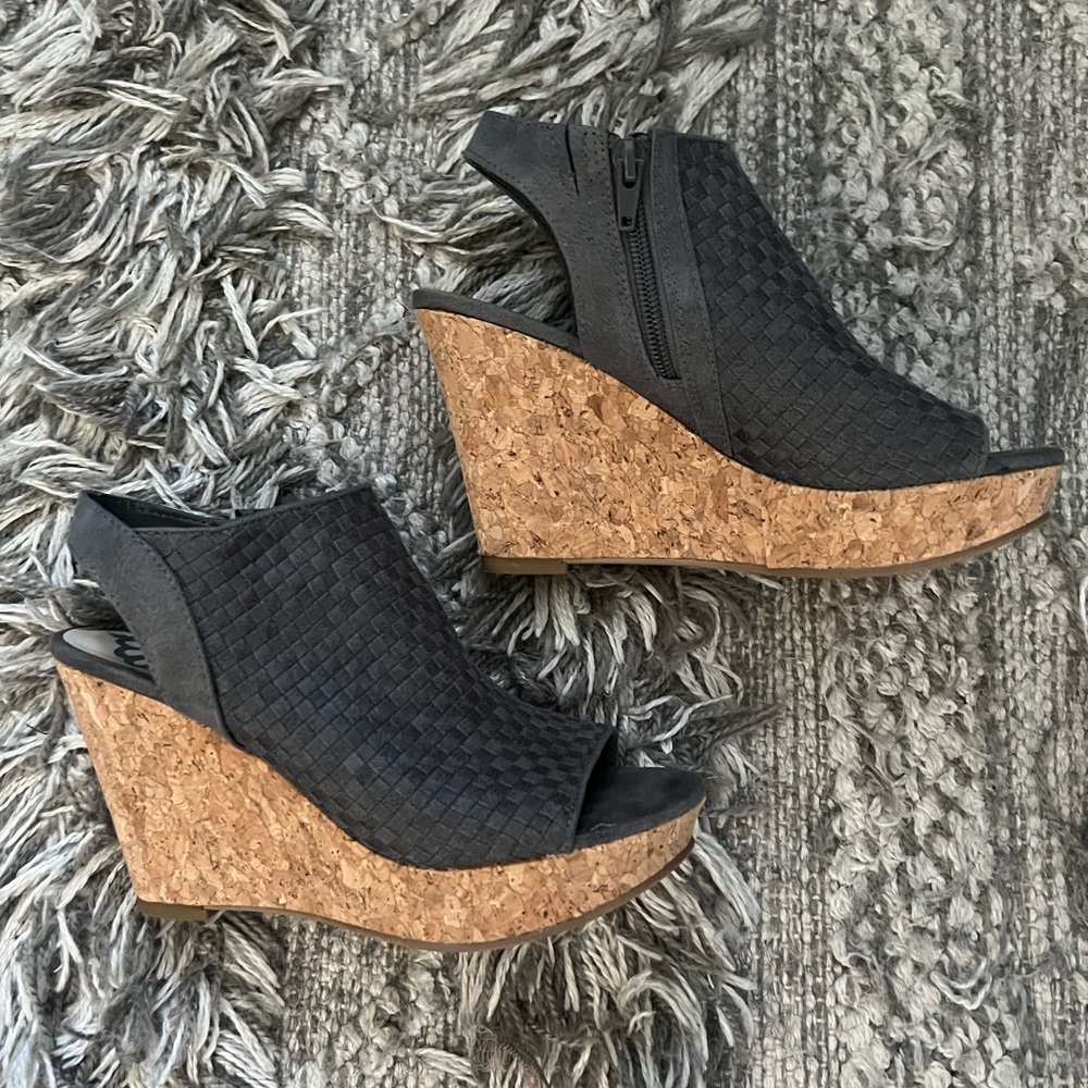 Excellent condition Fergicious “Rasta” wedge. Size 6.5